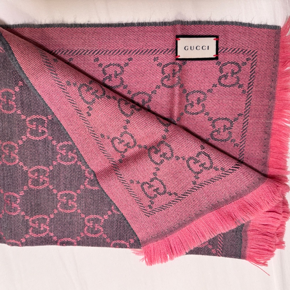 Gucci monogram scarf in pink/gray